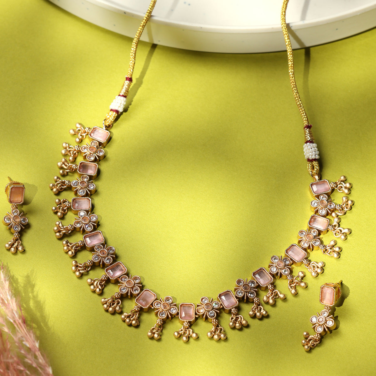 VELOUR PETAL NECKLACE